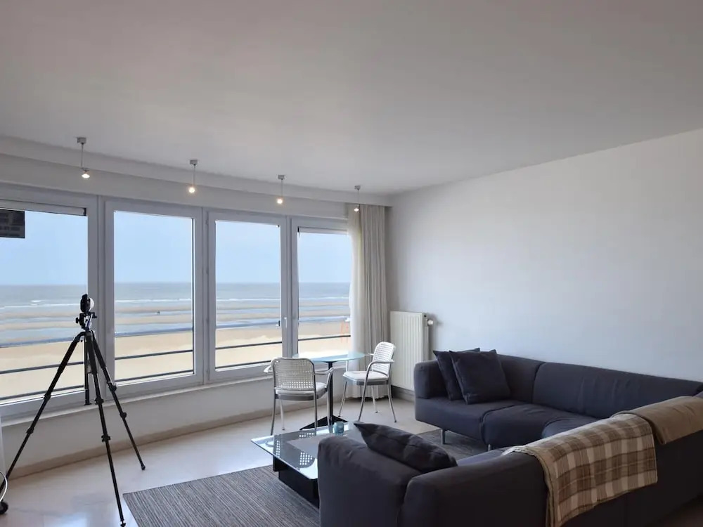 Apartment on Zeedijk With Sea View