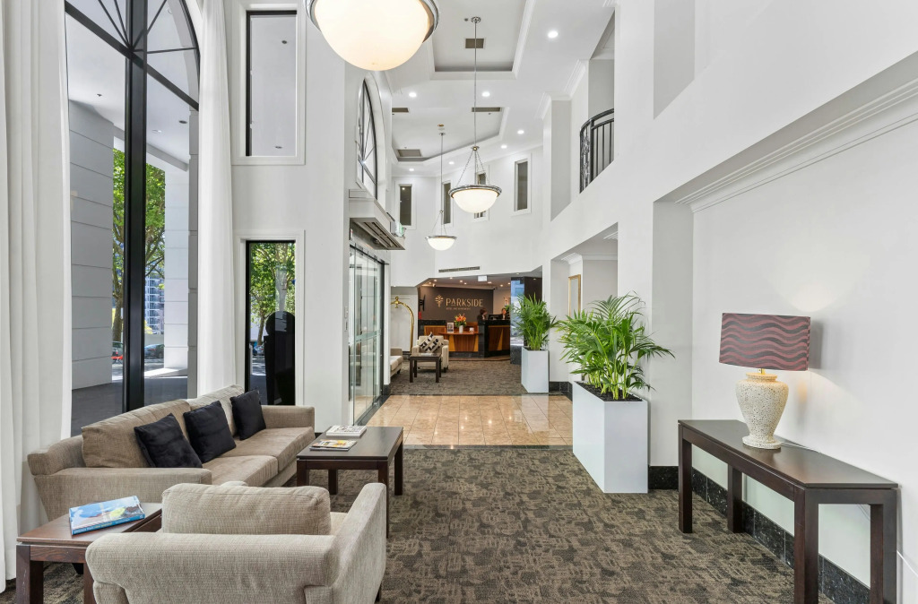 Parkside Hotel & Apartments