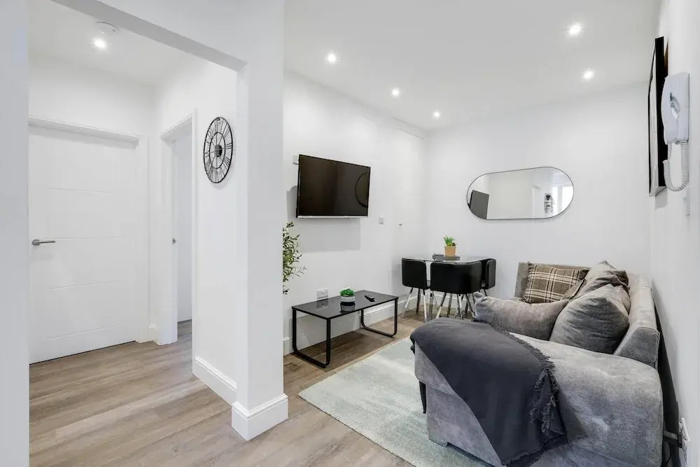 West Hendon Apt with Parking 03