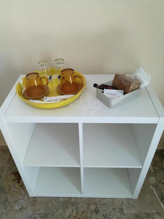 Vrohaki Studios & Rooms