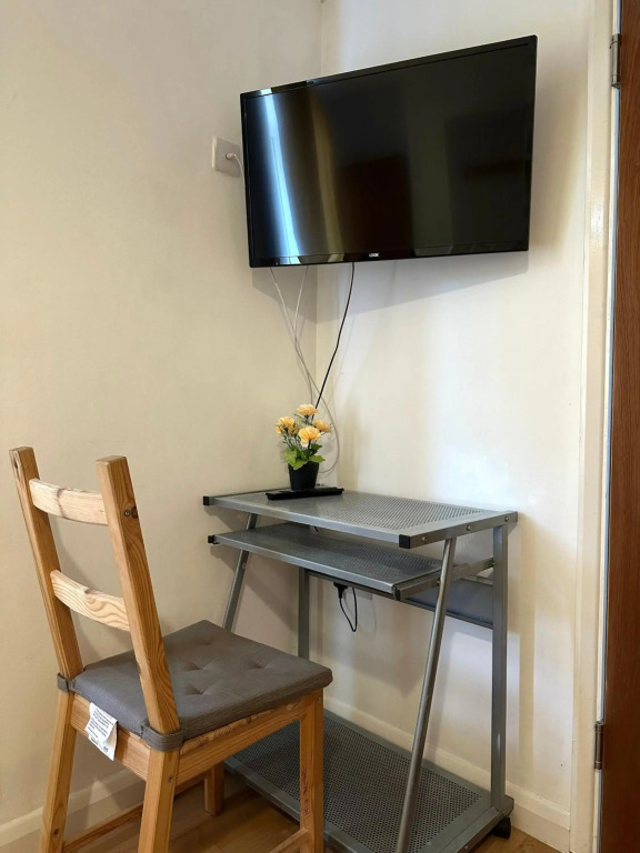 Langdale House 5 bedrooms total 9 beds contractor stay Free WIFI and Parking