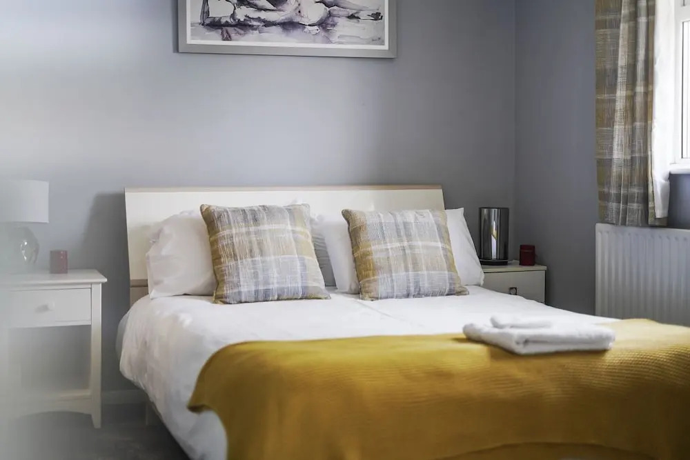 House - Sleeps 8 & on-site parking
