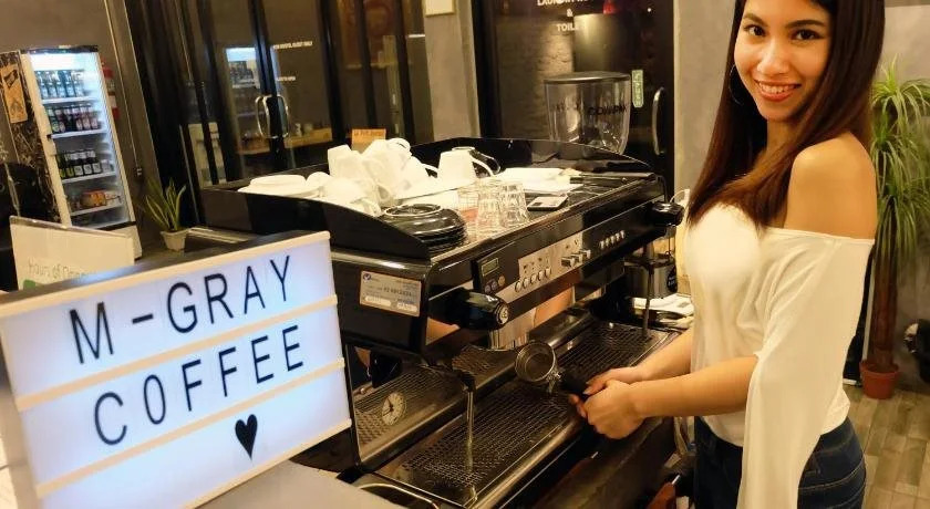 M Gray Hostel & Cafe