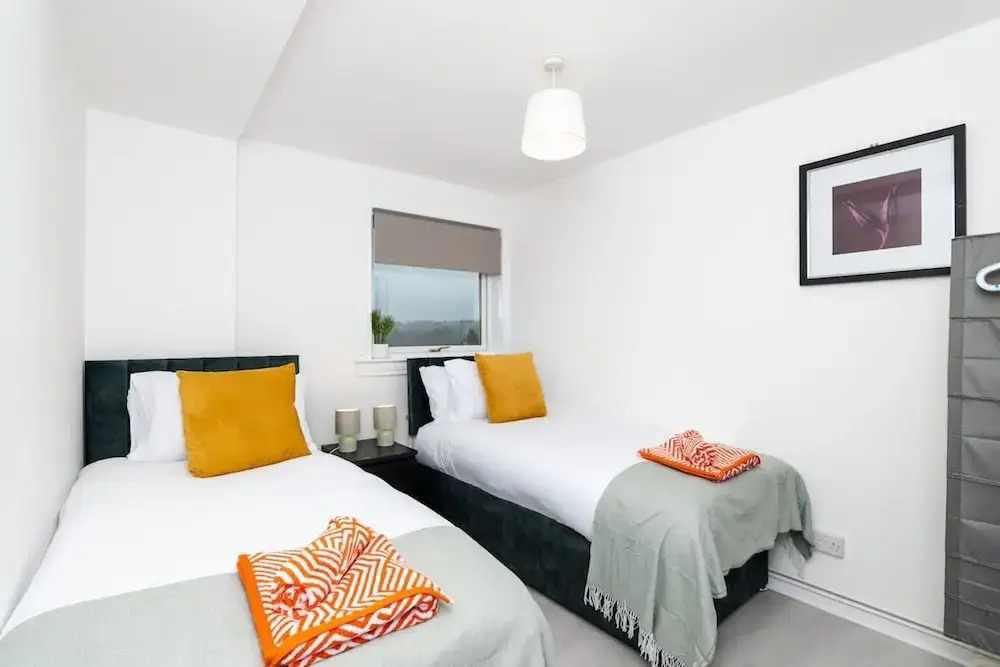 3 Bed House-free Parking-6beds