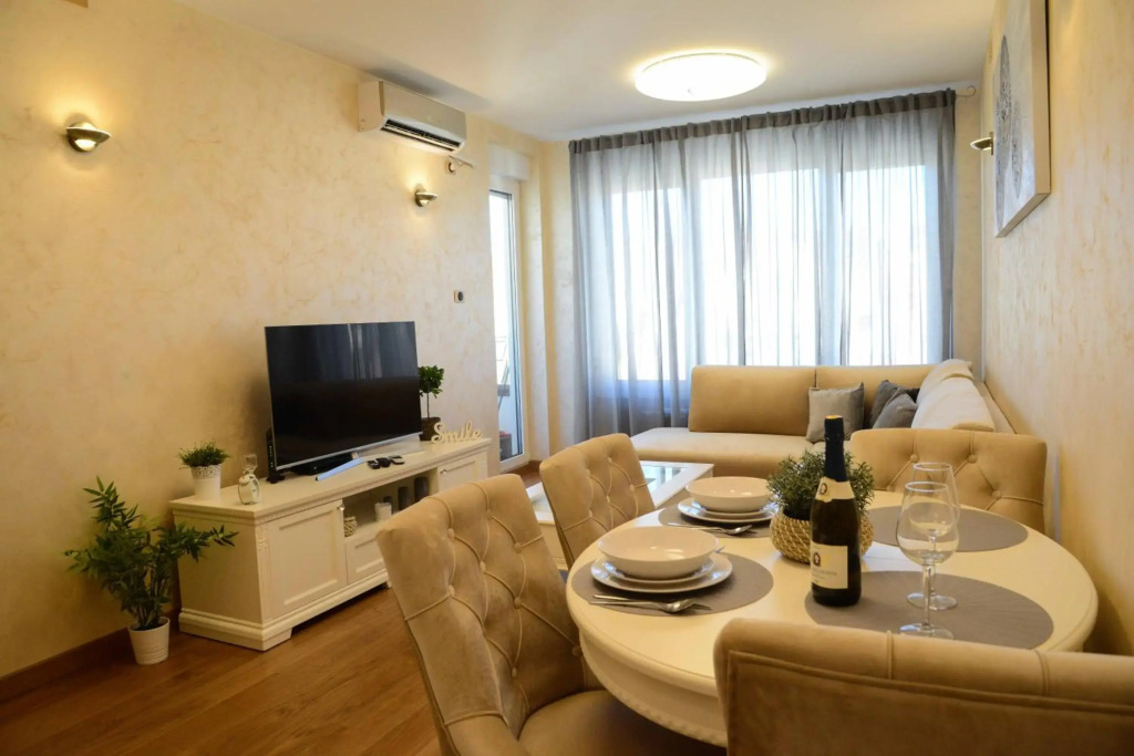Tesla 70 Apartment
