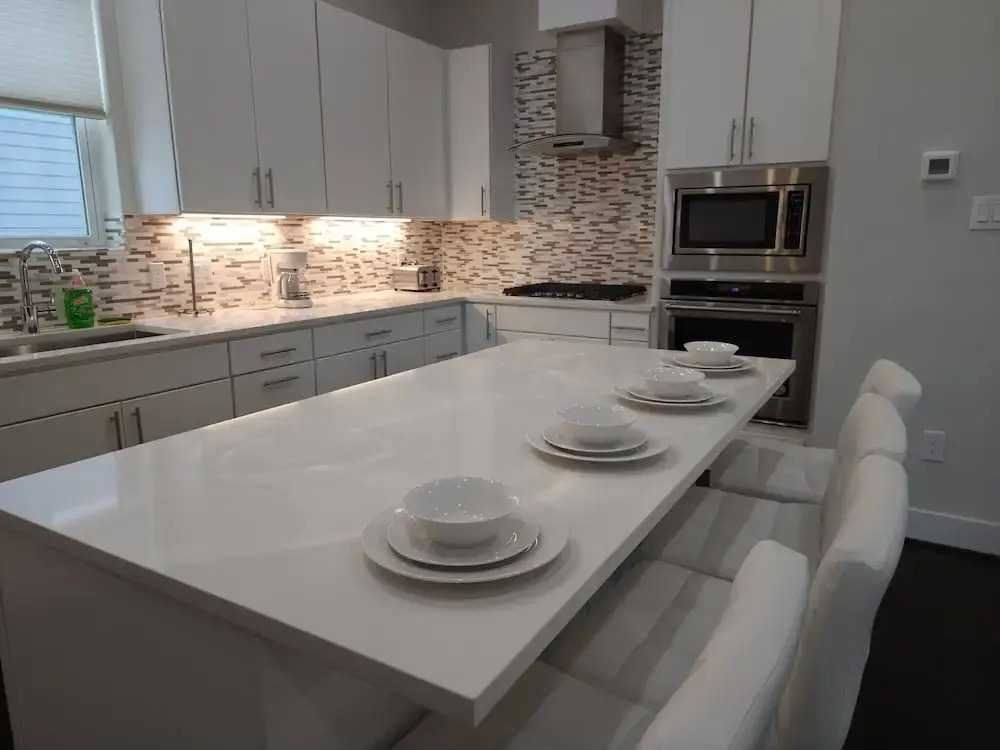 "modern 3bed Townhome. Near Nrg"