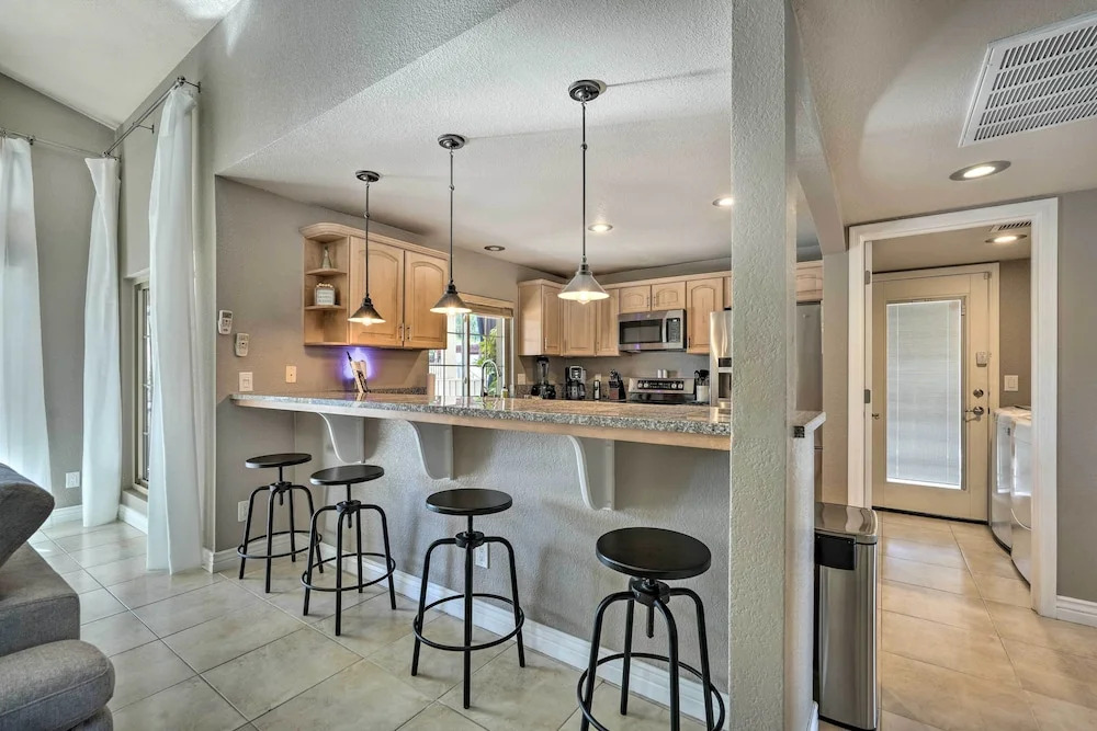 Near Golf! Snowbird Poolside Escape in Scottsdale