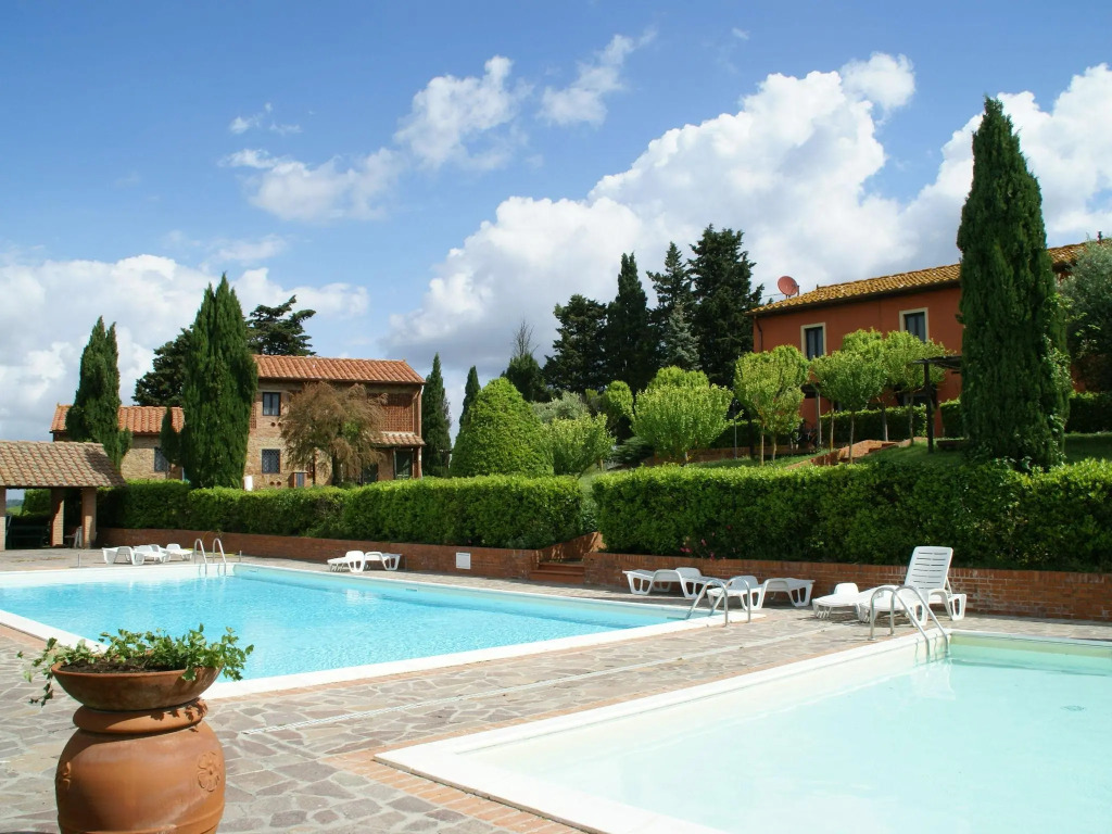 Spacious apartment furnished in Italian style in the hills