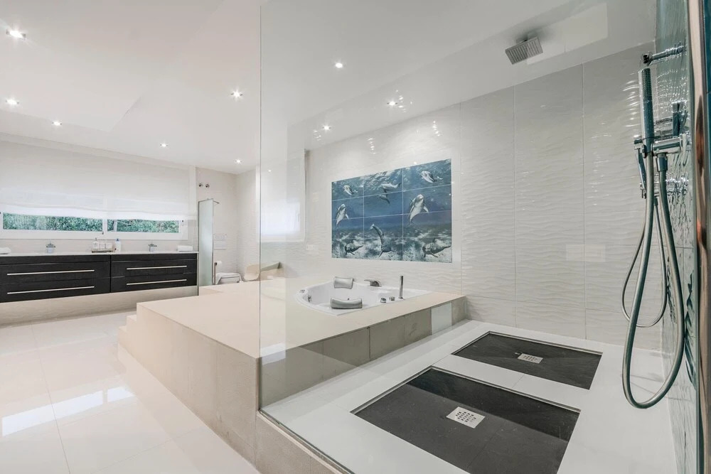 Luxurious Villa. Overflowing Pool 100 Meters From the Beach
