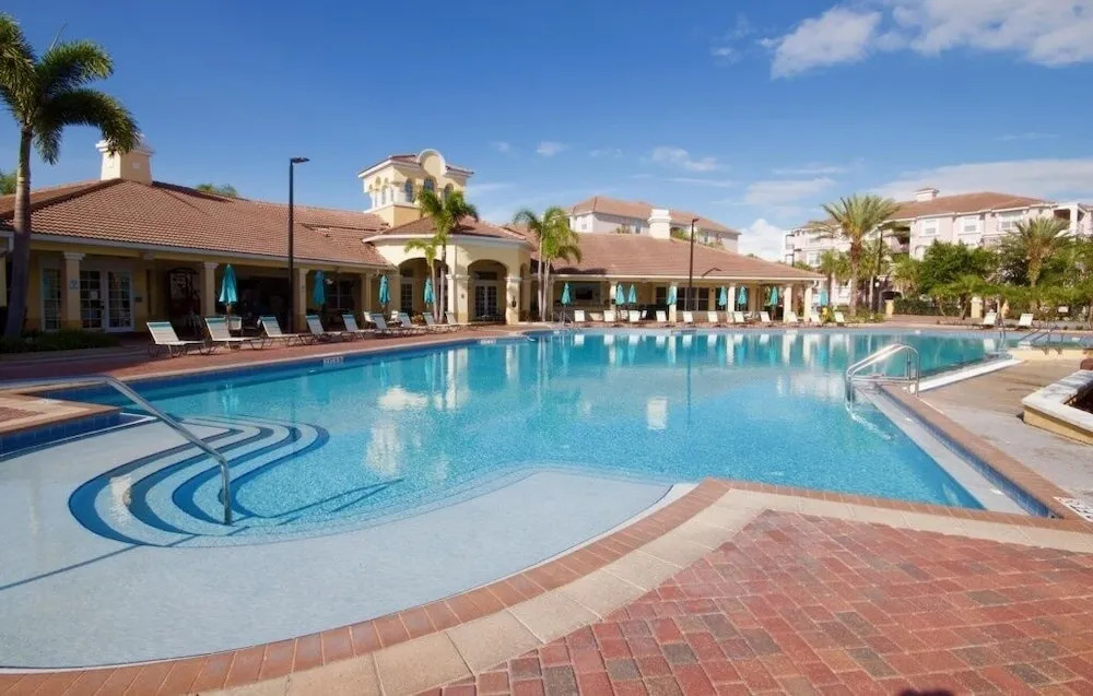 3 Bed Penthouse Near Convention Center! 3 Bedroom Condo by RedAwning