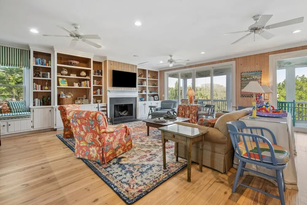 This Vibrant Family Home Features 8 Bedrooms, And 8 Bathrooms, Ocean And Creek Views Home by Peace Vacations