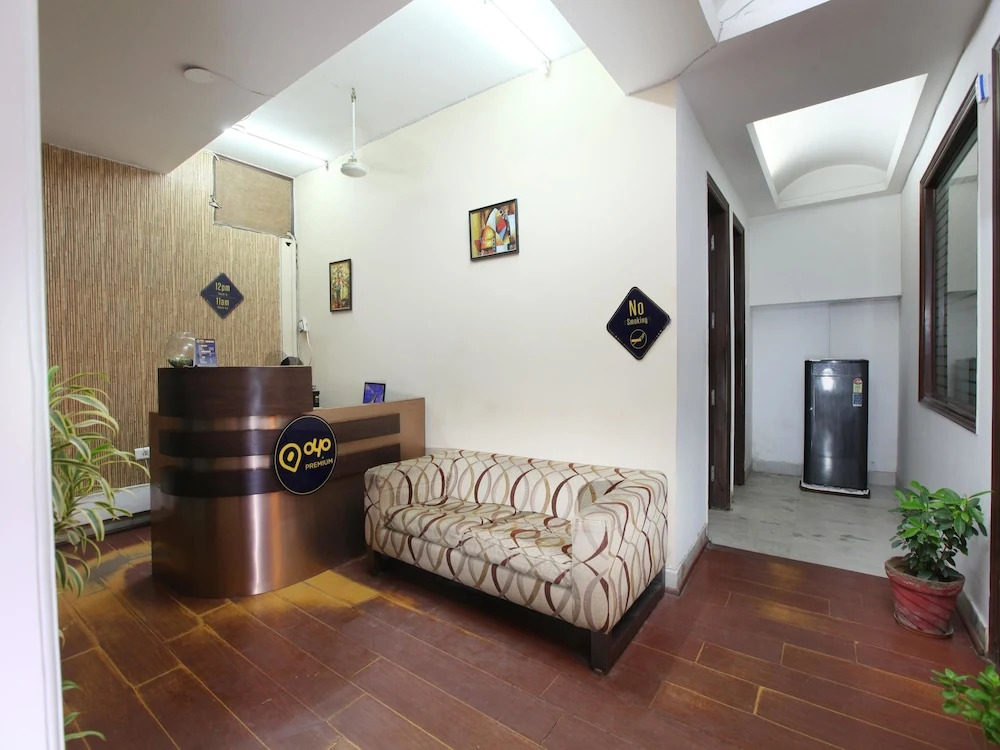 OYO 2216 Hotel Live Inn