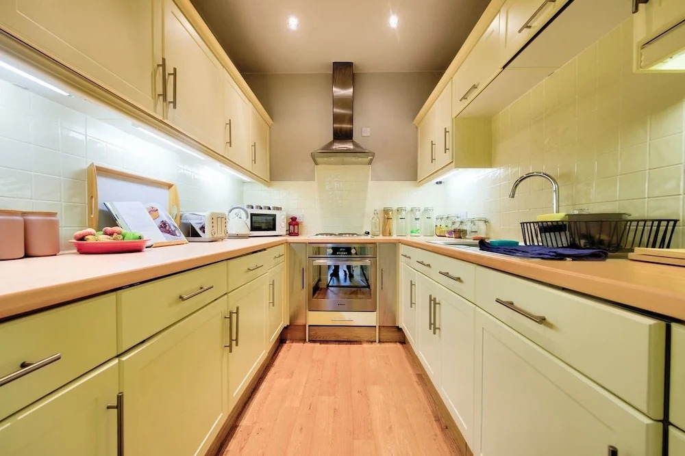 Bright and Airy Apartment in Canonmills