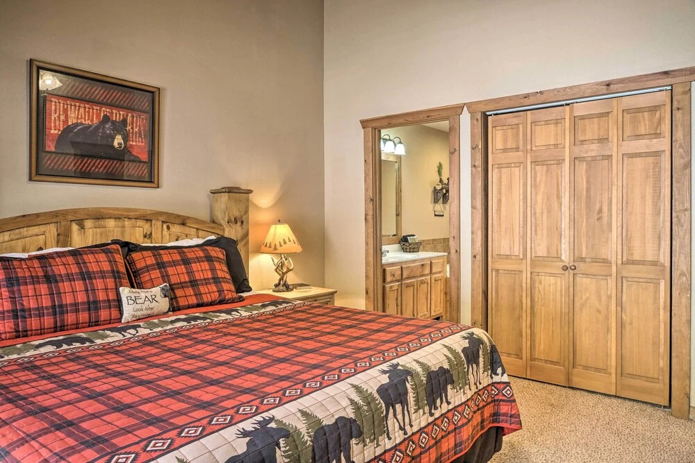 Screened Deck: Cozy Branson West Cabin!