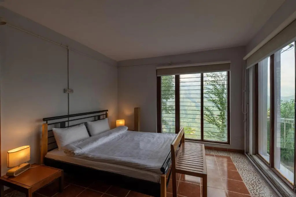 The Perch - 2bhk w panoramic hill view by Roamhome
