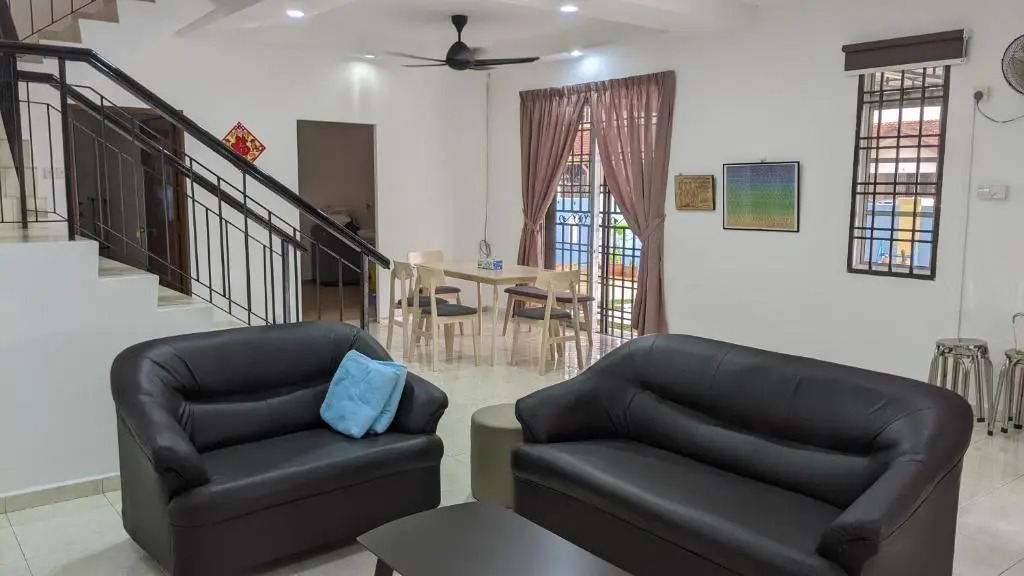 Johor Bahru 6 Bedrooms Corner House: Big & Comfort