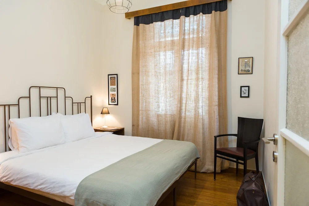 1930s Athenian House by YHA