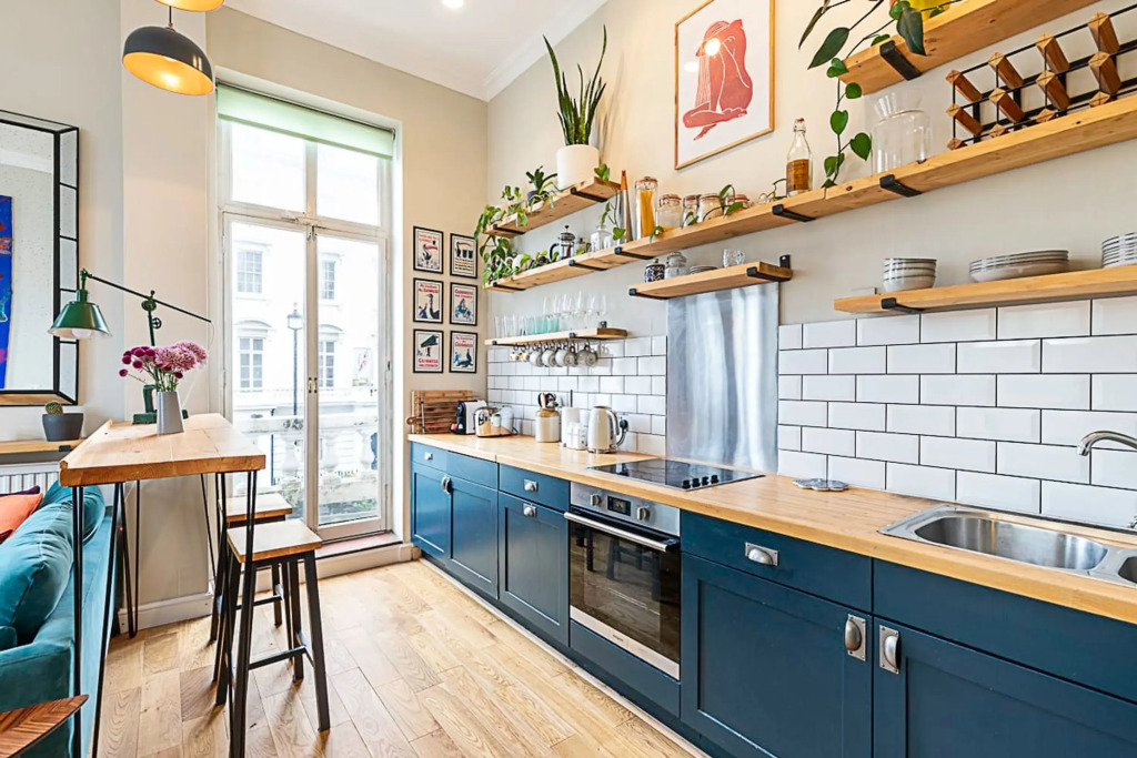 Beautiful Two Bedroom Abode Near Victoria