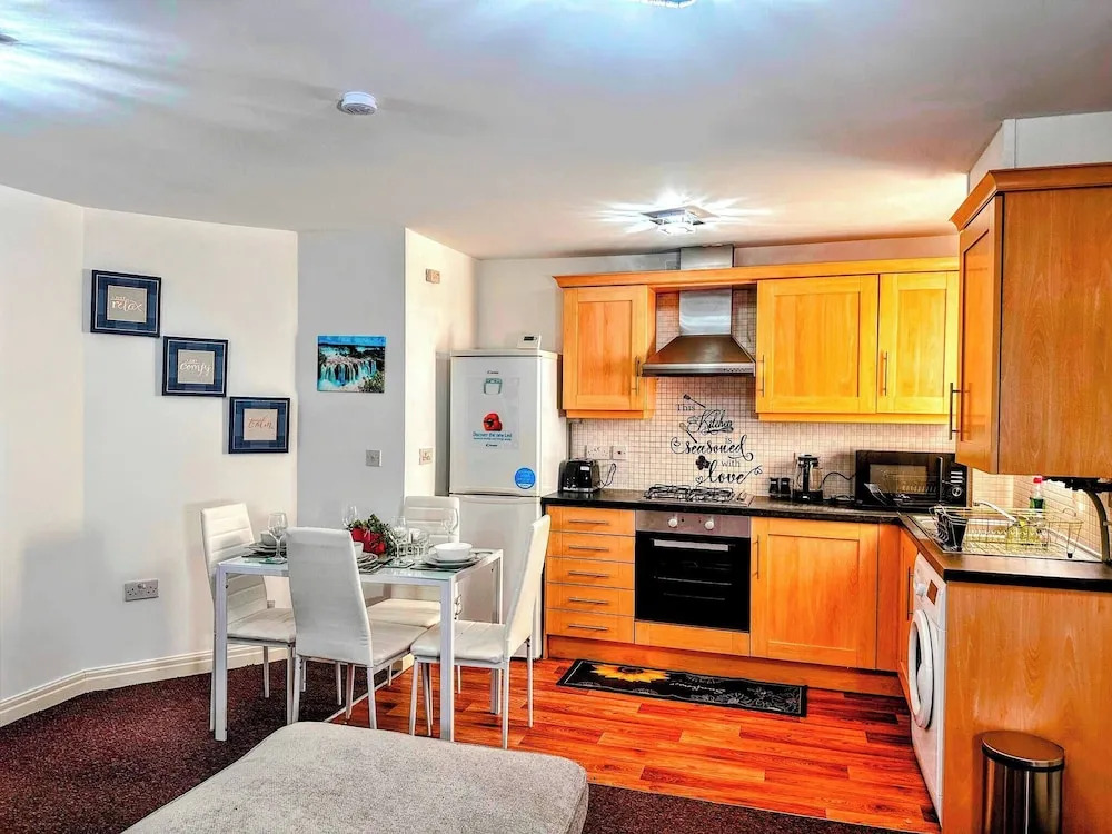Contractor-friendly 2BR Gem Wi-fi & Free Parking