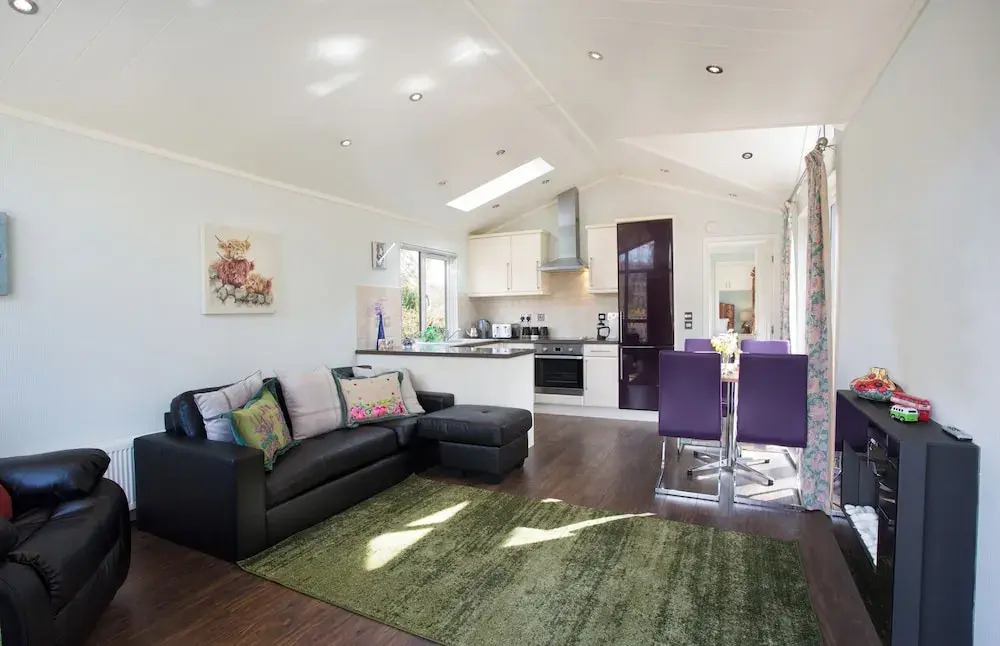 Bluebell Lodge - Sleeps 4,hot Tub, Loch & Woodland