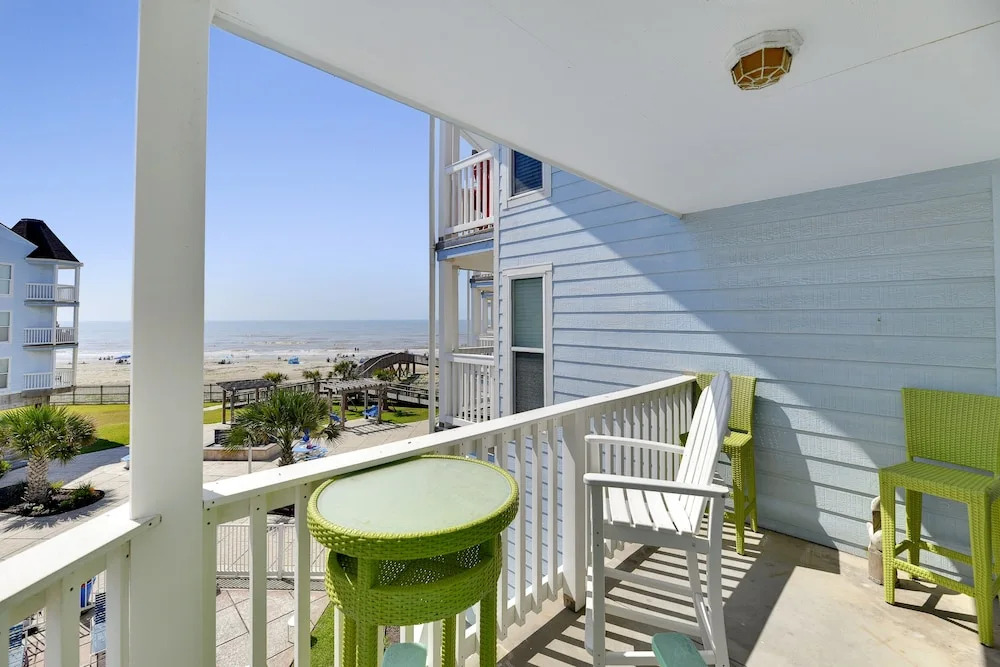 Seascape 1214 Studio Bedroom Condo by RedAwning