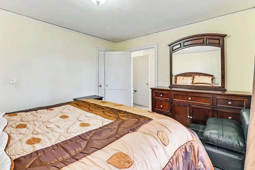 Great for Families! 1-acre Hideaway in Charlotte