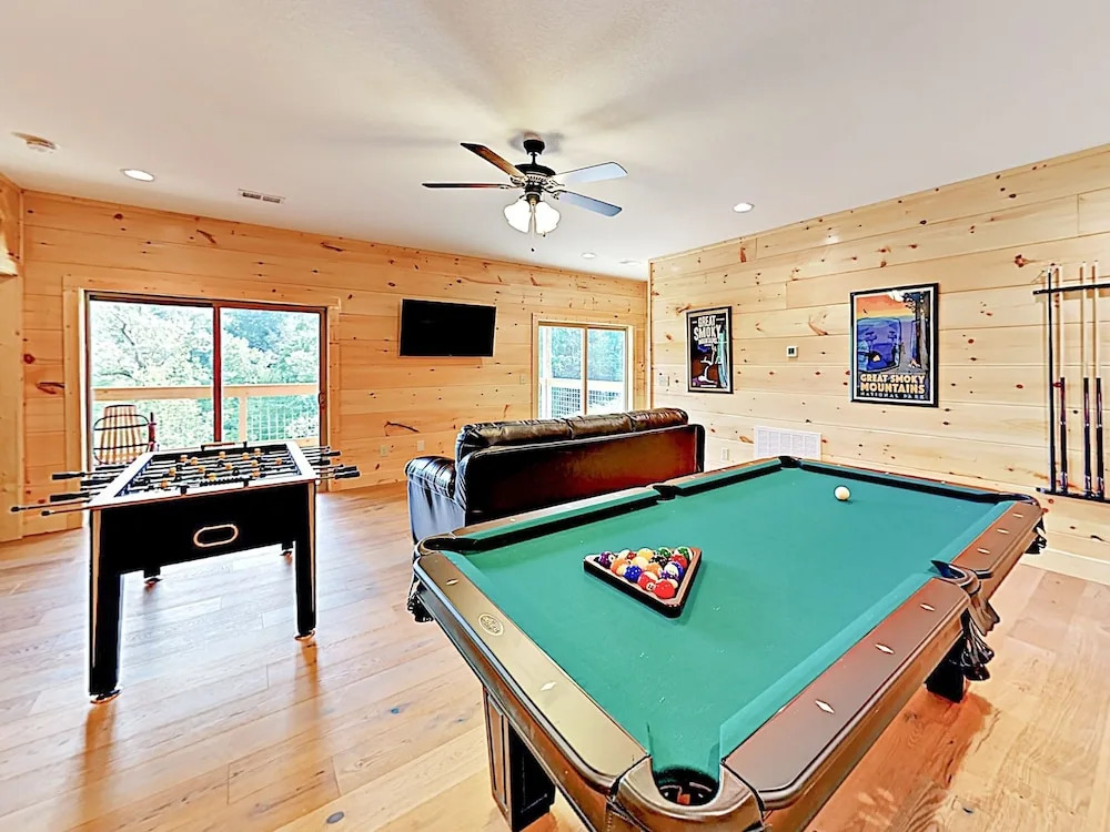 New Listing! Gorgeous W/ Mountain Views 3 Bedroom Cabin