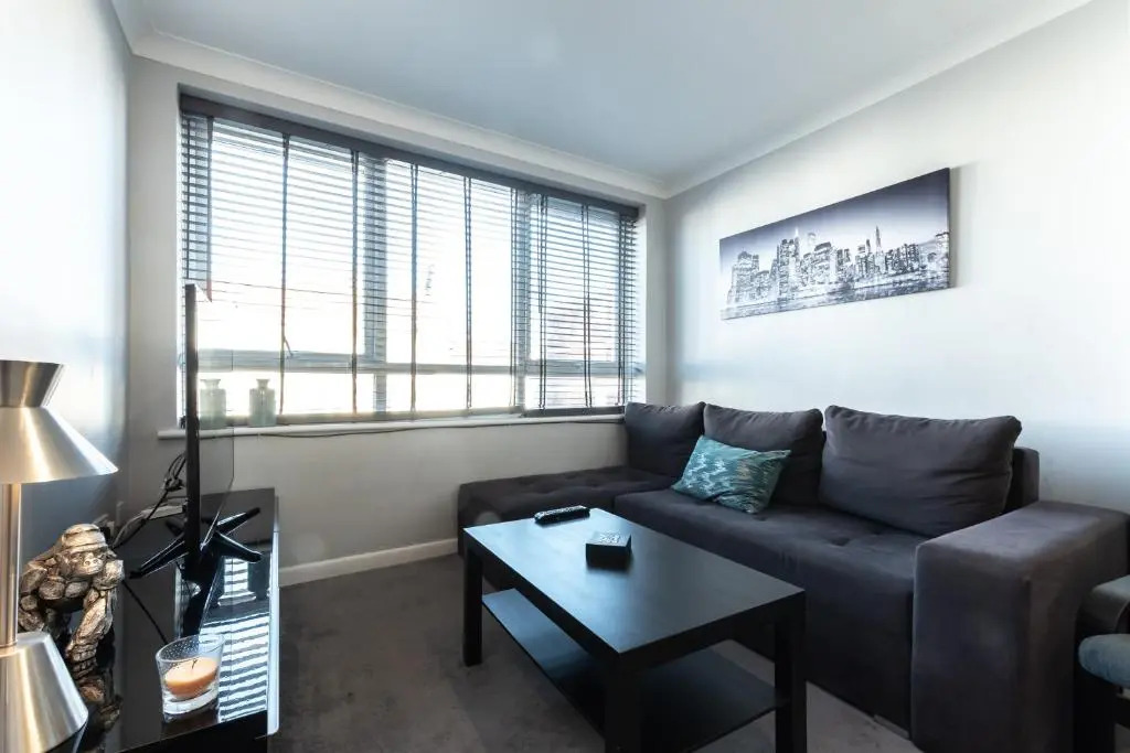 BEST PRICE! - 1 MIN TO THE SHOPS, BARS, PUBS & RESTAURANTS! PERFECT LOCATION - FREE PARKING - FREE WIFI - SMART TV - COMFY BEDS - 4 Single beds or 2 Doubles