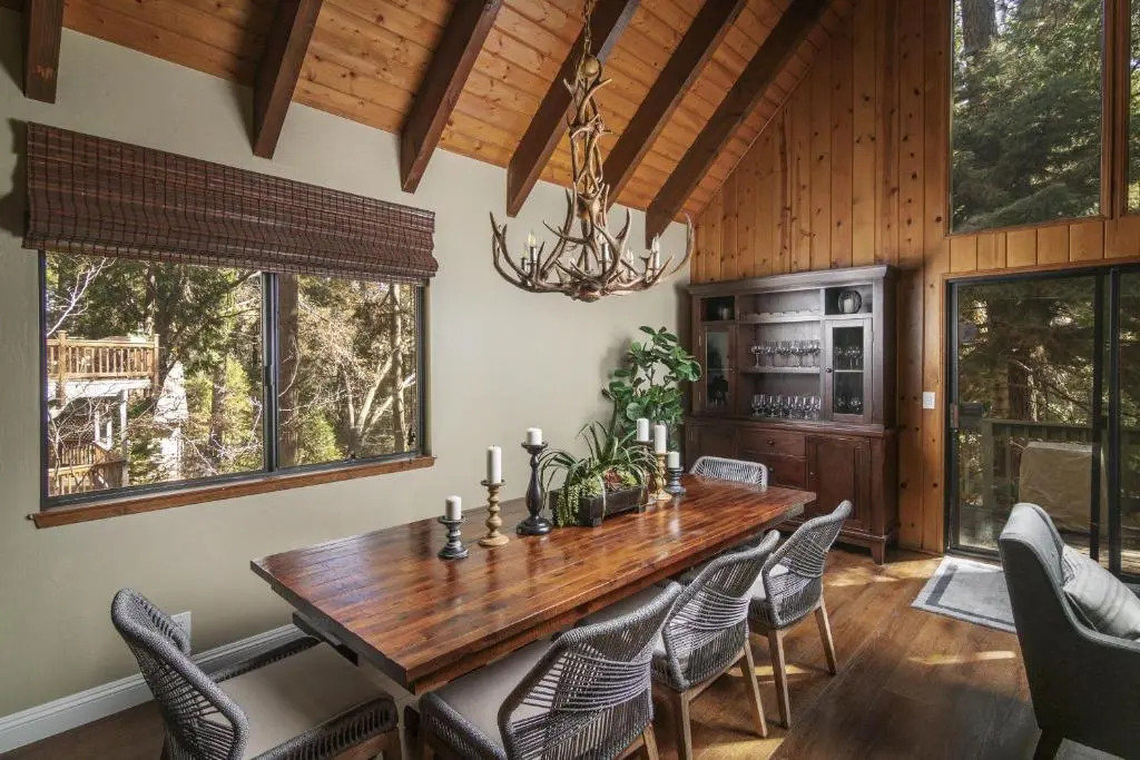 Treetop Cabin, Modern Luxe, 1700 sqft, Deck, View, Dogs, In Village, AC