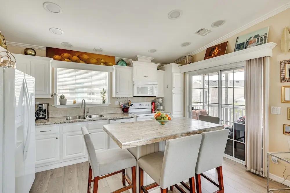 4 Mi to Fort Myers Beach: Home w/ Resort Perks!