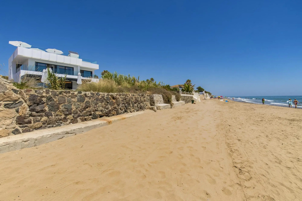 21220 Breath Taking Front Line Beach Villa