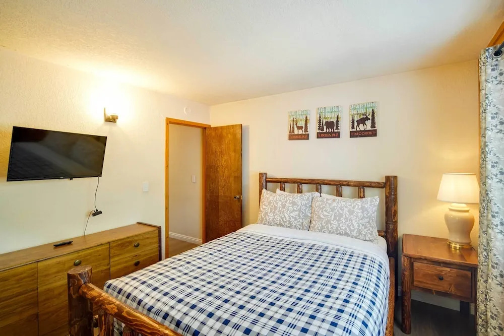 < 3 Mi to Lake: 'goldilodge' Big Bear Lake Cabin