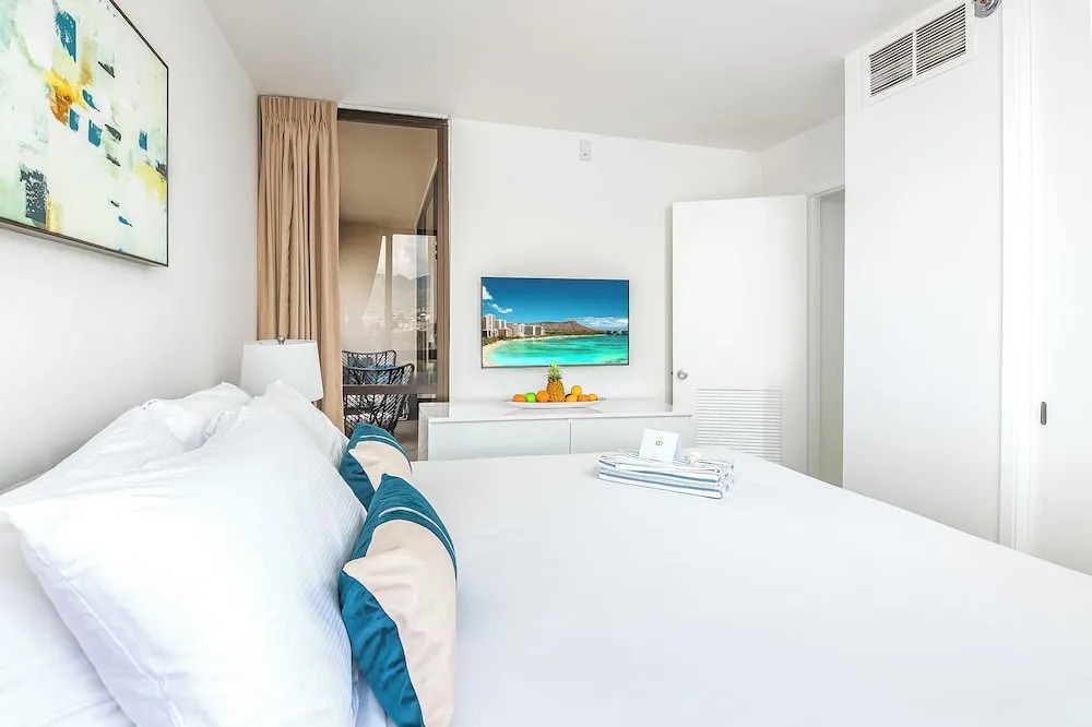 Waikiki Sunset 2 bedroom with Diamond Head View and Parking
