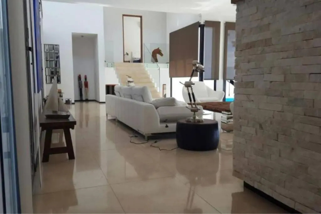 Espectacular casa con piscina y vistas únicas a Bosque y Laguna a metros de canchas de Tenis y Golf