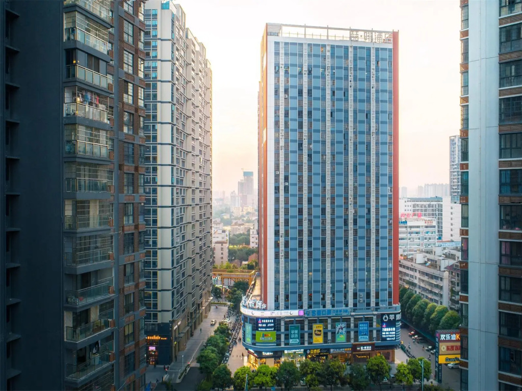 James Joyce Coffetel·Nanning Guangxi University Luban Road Metro Station