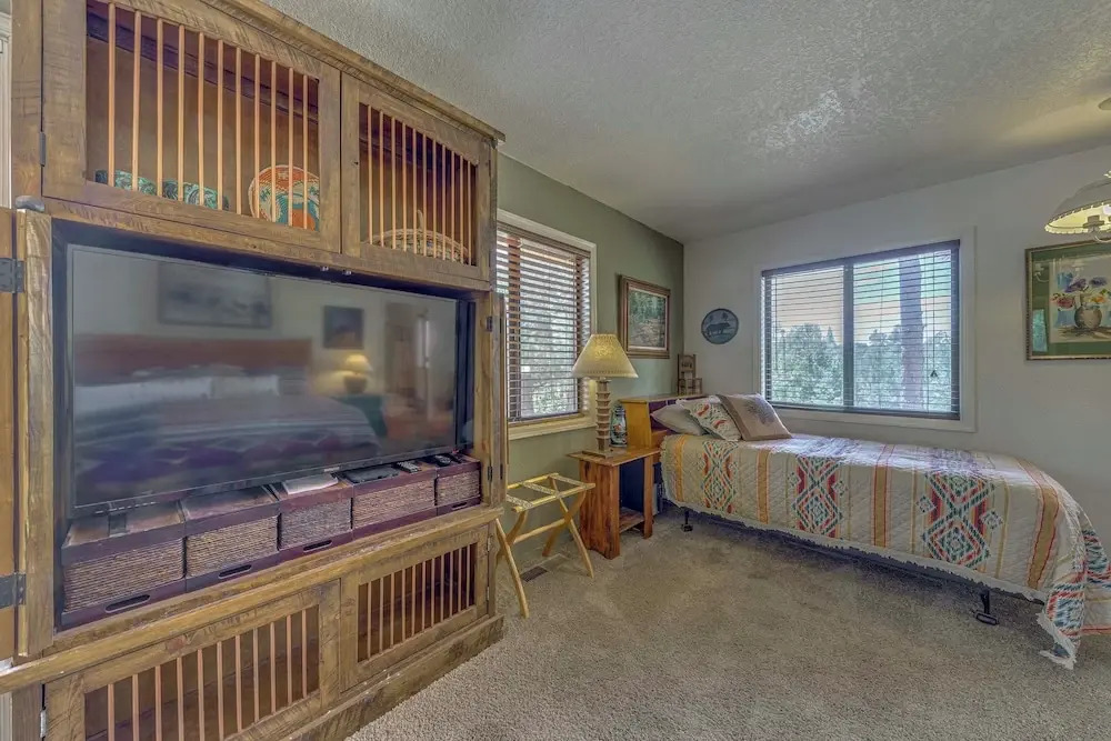 Hot Tub, Deck & Fireplace at Rustic Alto Cabin!
