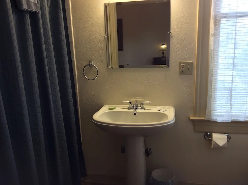 Crescent Lily Inn B&B