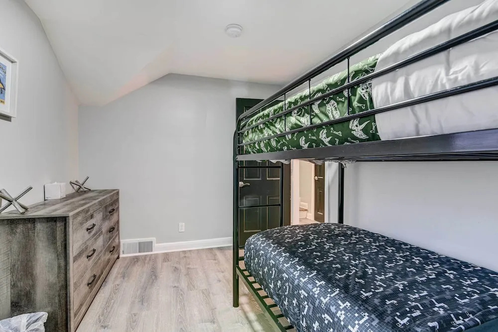 Luxurious Detroit Home - Walk to Golf and Park!