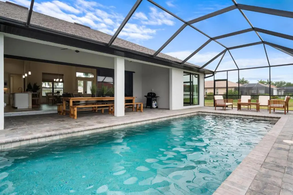 SW FL Oasis - 4bdr - 3bth - POOL - Game Room - Sleeps 10 or more