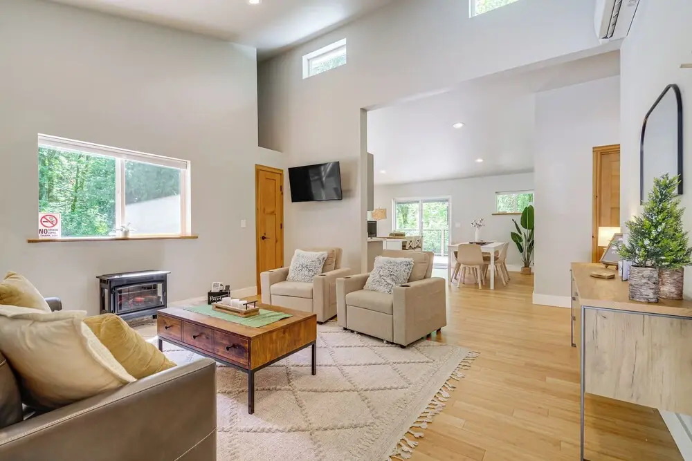Deck, Hot Tub & Views: Sleek Getaway in Index!