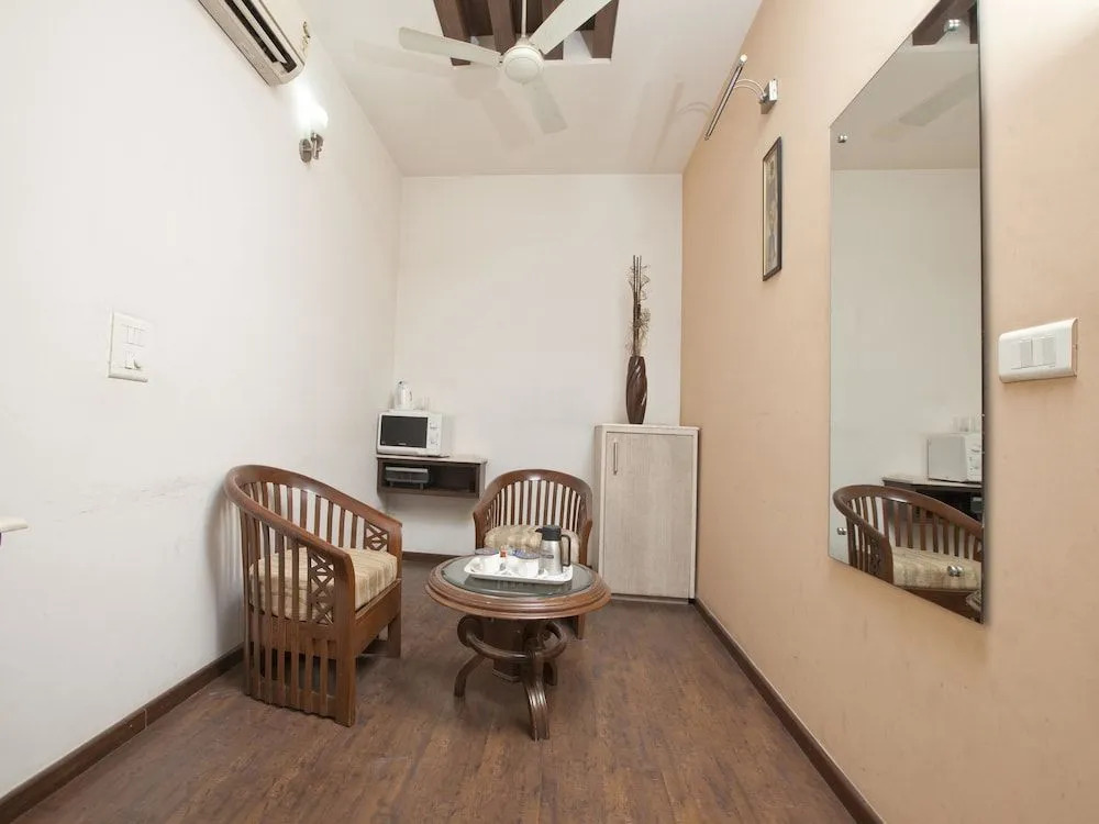 OYO 2216 Hotel Live Inn