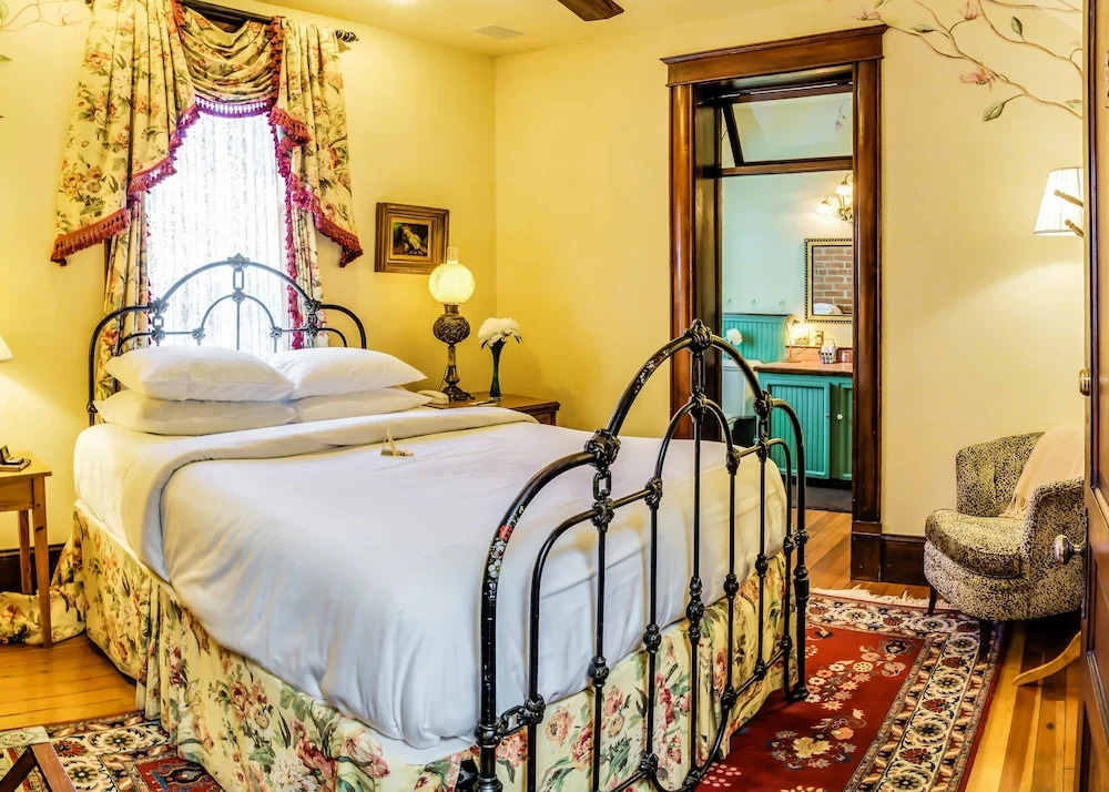Peerless Hotel & Restaurant