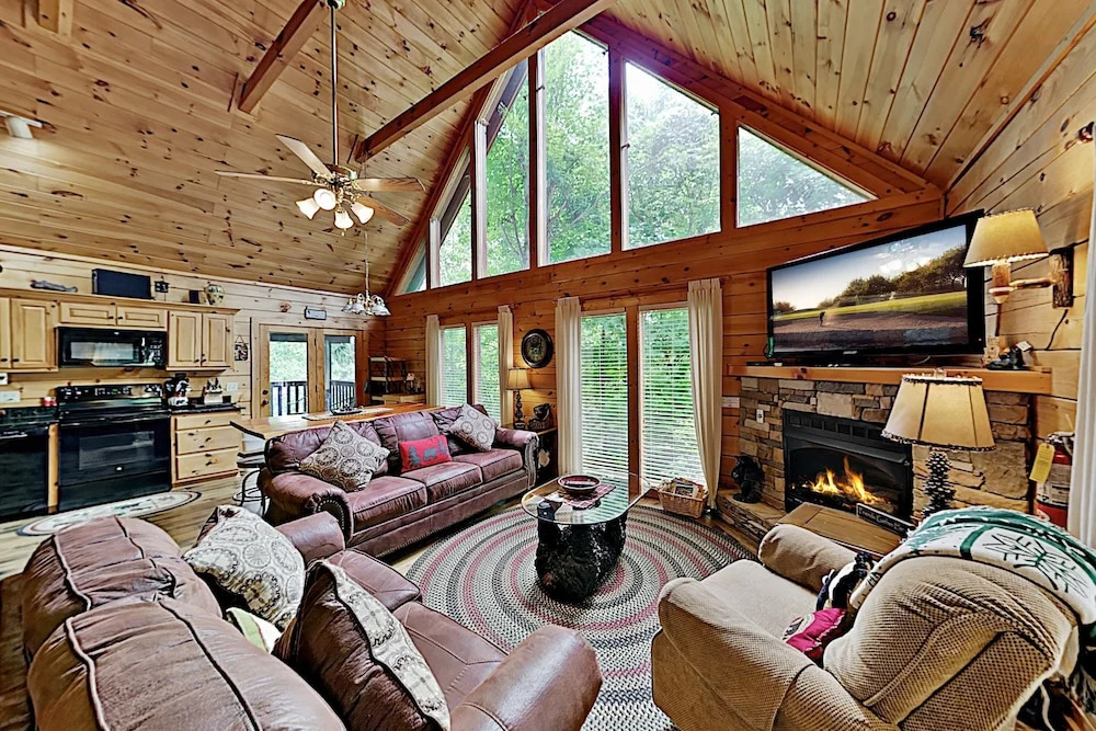 The Bear Essentials Getaway W/ Hot Tub 3 Bedroom Cabin