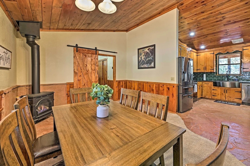 2 Decks & Game Room: Expansive Family Cabin