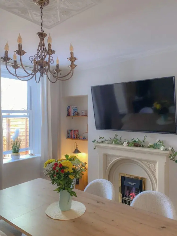 Luxury Townhouse Retreat in Kendal w/ Free Parking