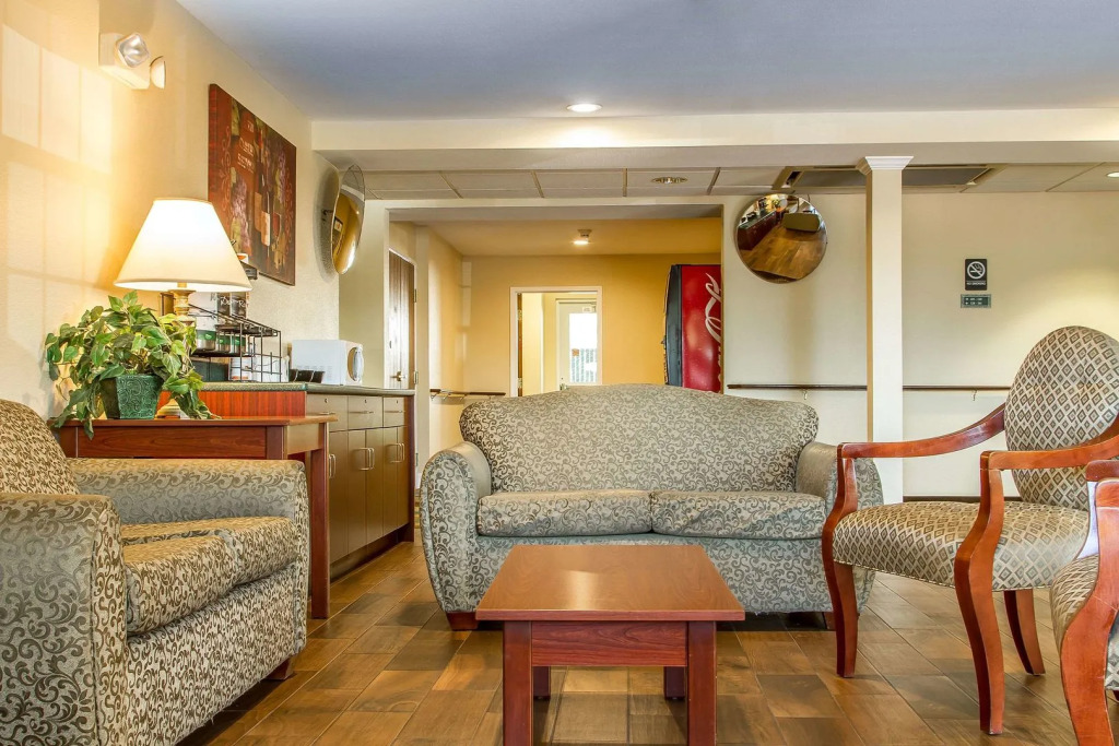 Econo Lodge Inn & Suites Santa Rosa South
