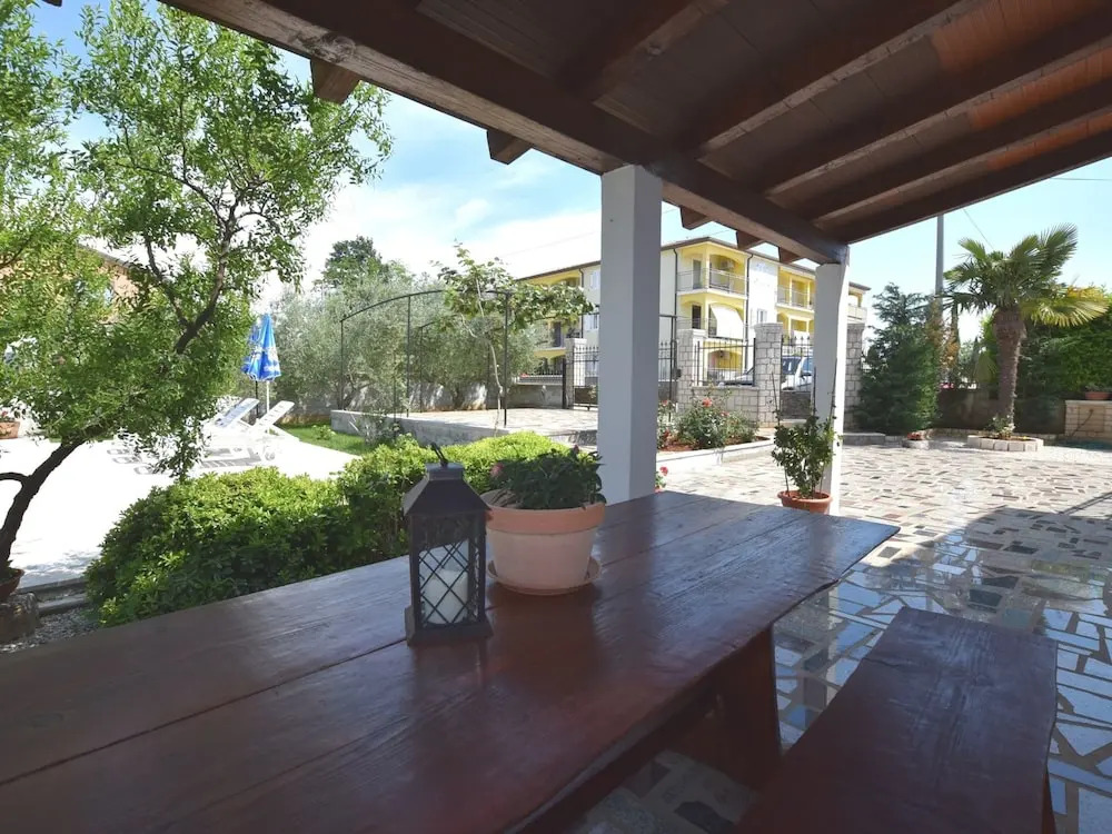 Lovable Apartment, Pool With Deckchairs, Fenced Garden With Grill, Wifi and Airco