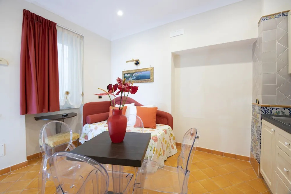Amalfi Old Square room & apartments , 73 steps from the street