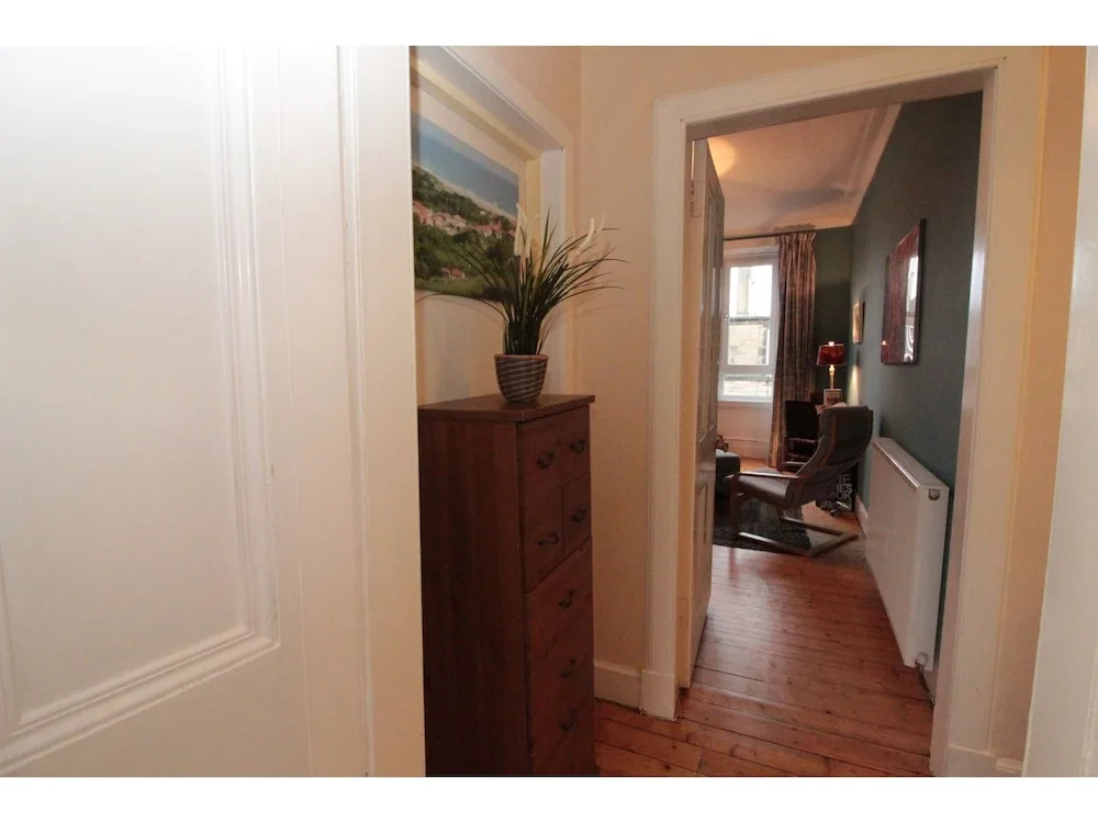 Bright, Spacious Flat For 2 in Edinburgh