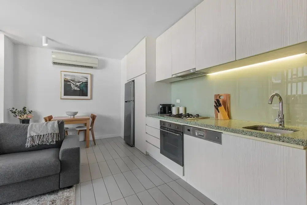 Chic 1-bed With Harbour Views & Pool by Tram Line